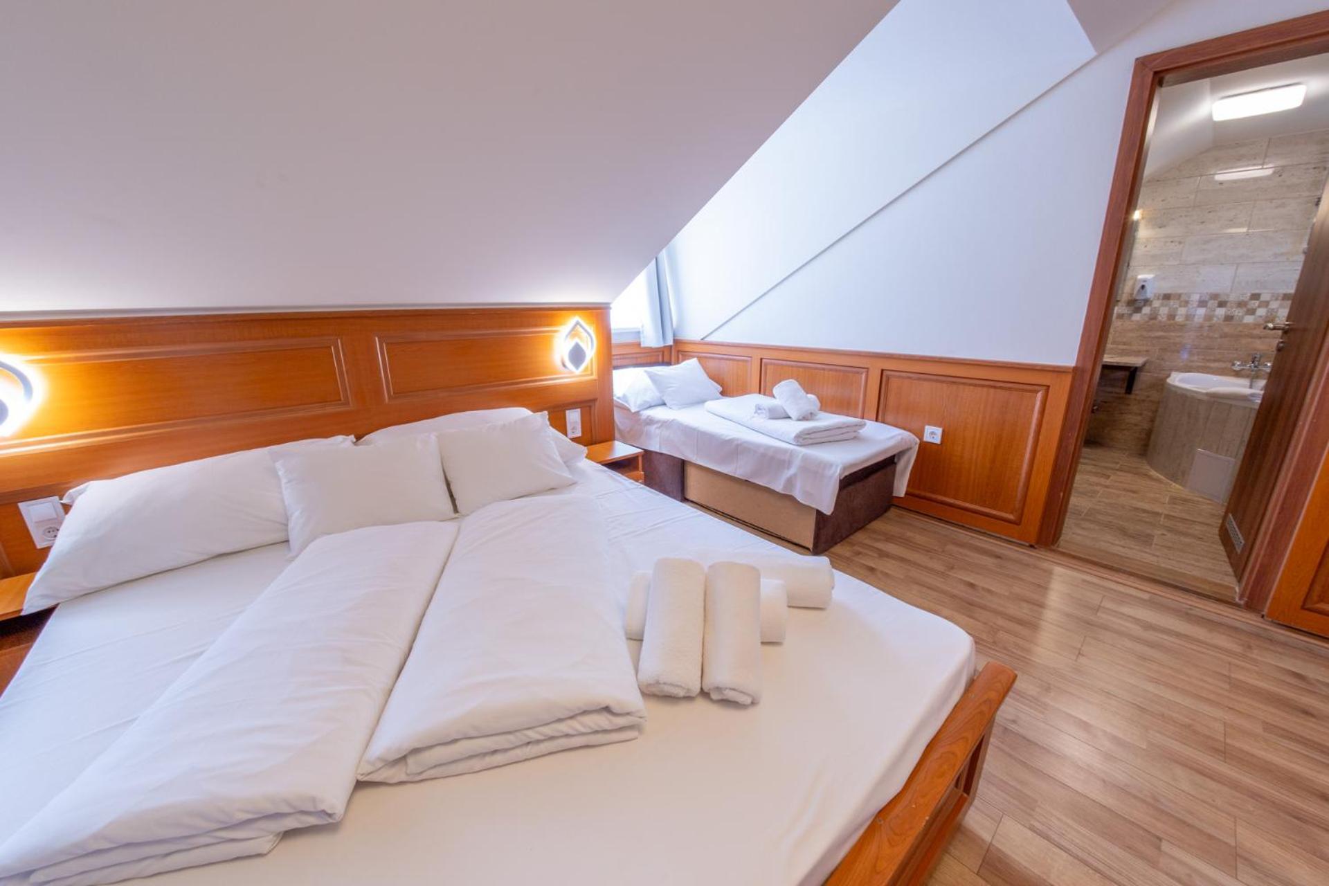 Szinbad Hotel Pécs Eksteriør billede