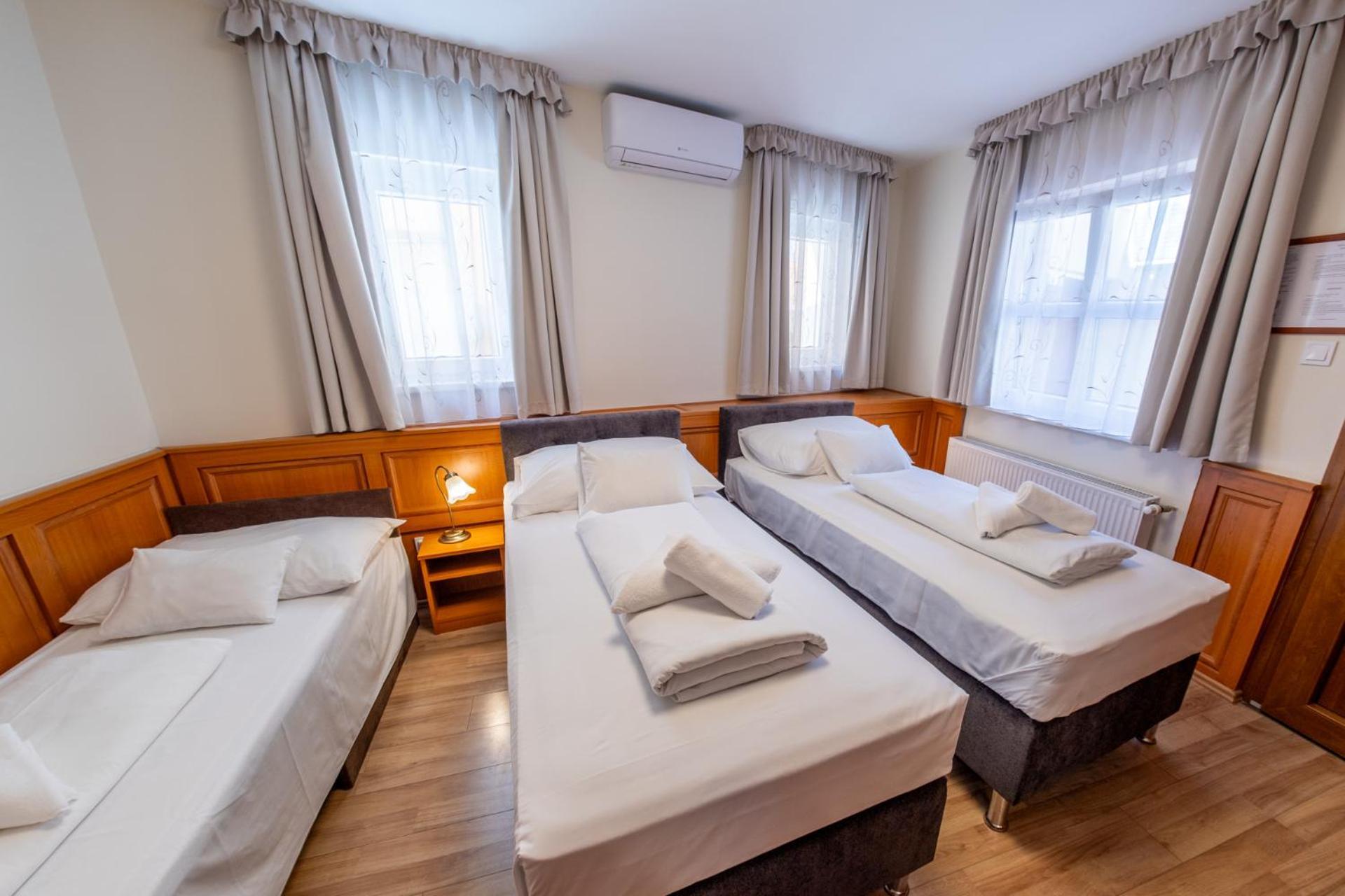 Szinbad Hotel Pécs Eksteriør billede