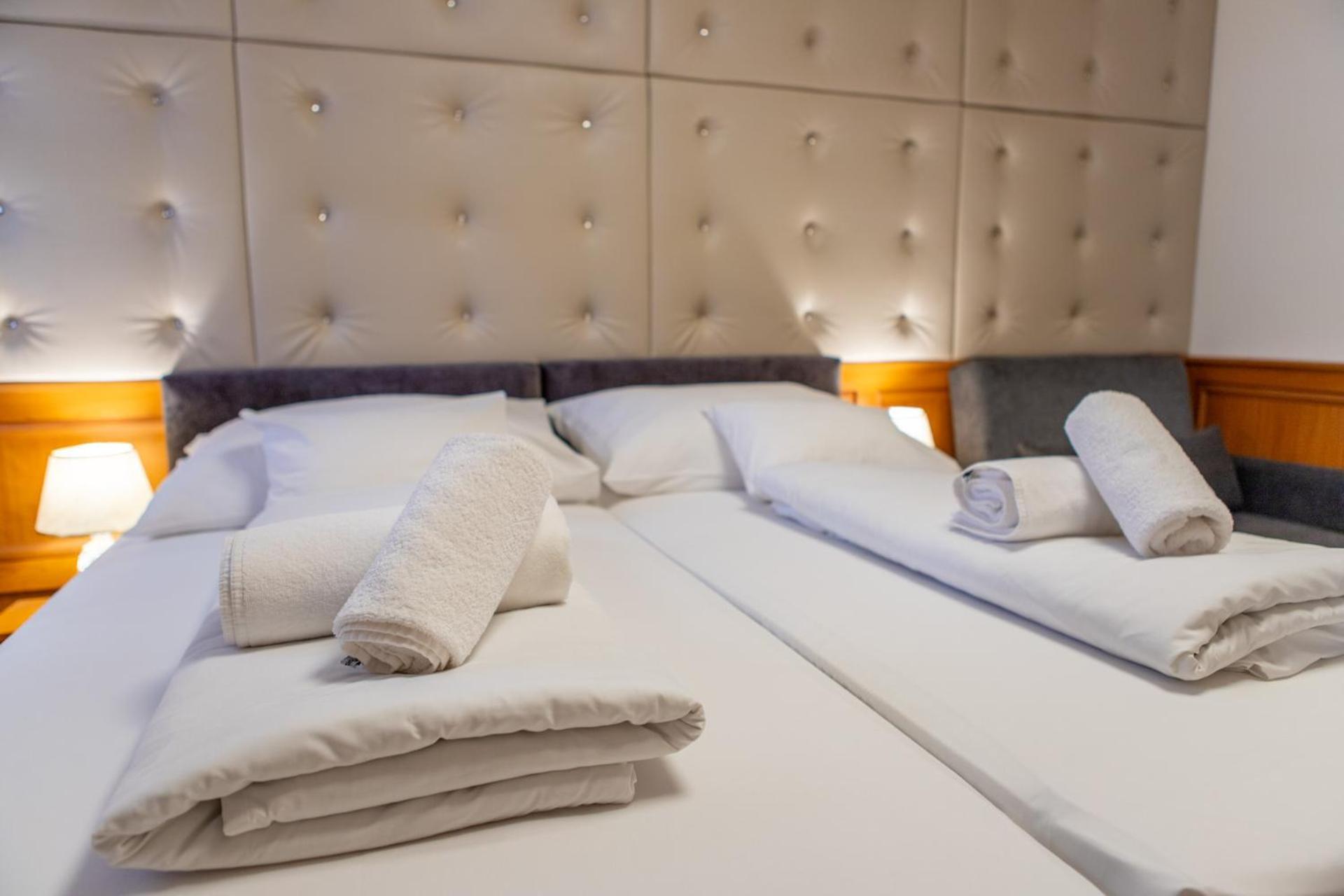 Szinbad Hotel Pécs Eksteriør billede
