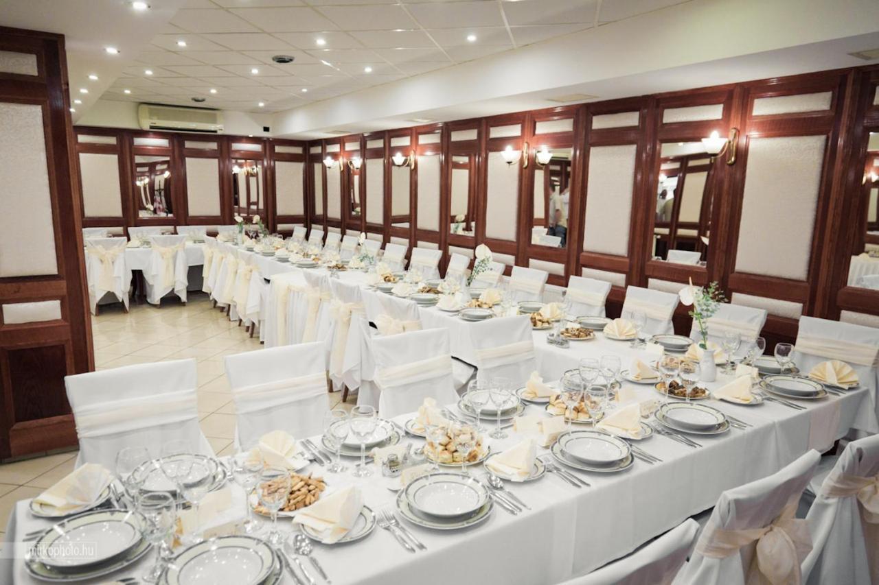 Szinbad Hotel Pécs Eksteriør billede