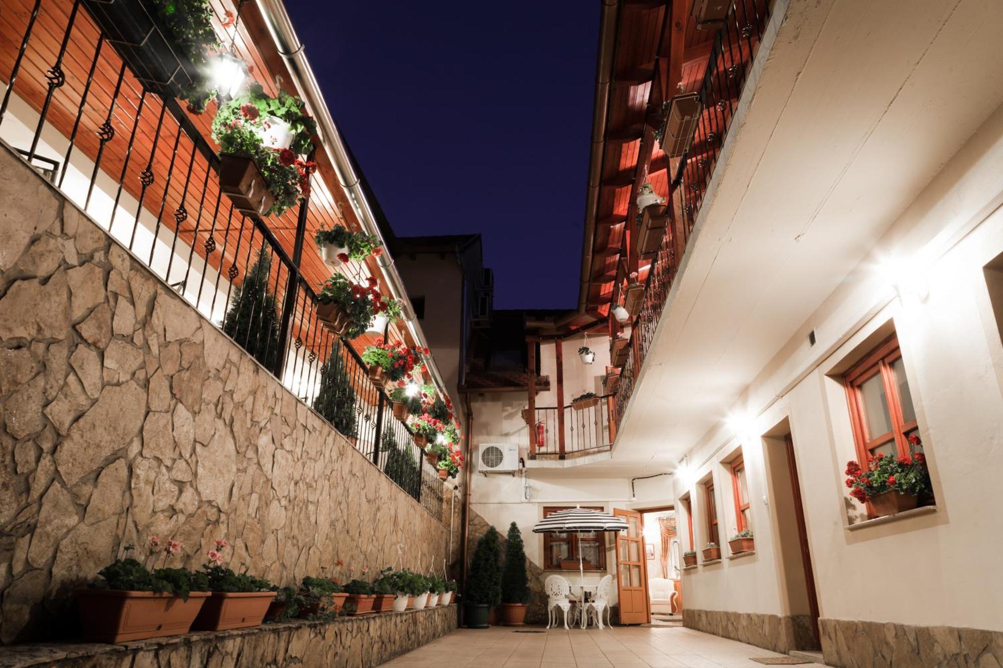 Szinbad Hotel Pécs Eksteriør billede